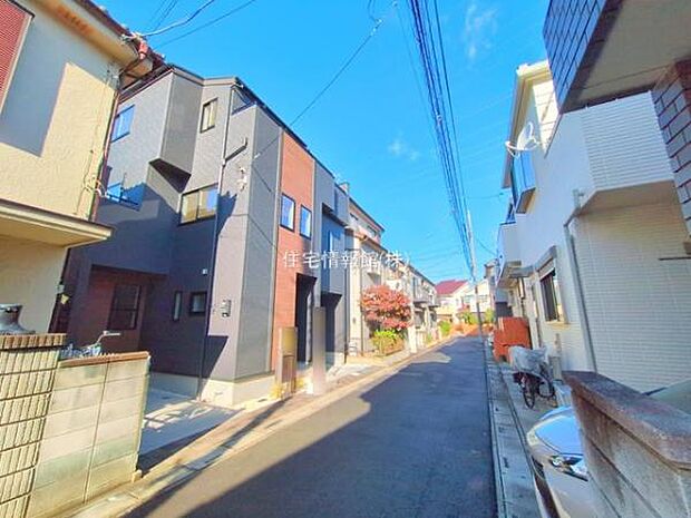 前面道路を含めた現地写真です。