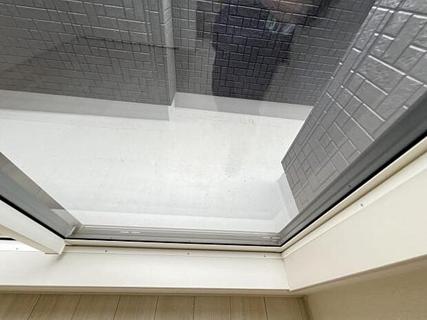 お洗濯ものを気持ち良く太陽の光で干せるのが嬉しいですね開放感あふれる広々としたバルコニーはお洗濯はも