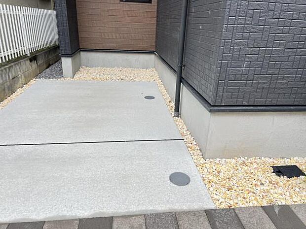 駐車場ももちろん完備しておりますのでお車所有の方にも心強いです駐車場です前面道路との高低差も少なく