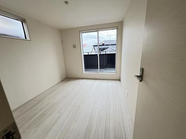 自分好みのアレンジで居心地の良い空間になりそうです洋室は風通しが良く明るく快適な空間ですゆったりと読