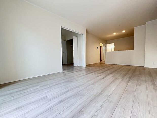 お食事中もキッチンと会話が楽しめるダイニングスペース。