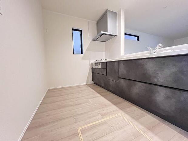 ご家族を見守りながら家事が捗る対面式キッチン。お料理をしながらご家族のサポートも可能です。