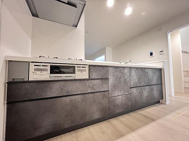 リビングが見渡せ、料理中も会話が弾む対面式キッチンです。