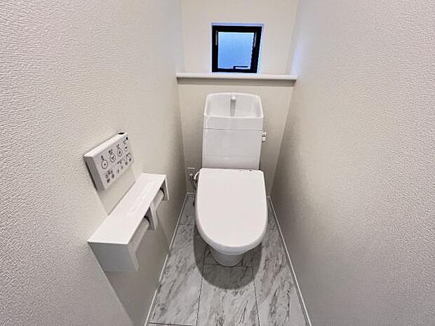 シャワー洗浄機能付のトイレは、清潔感が印象的な空間ですね。