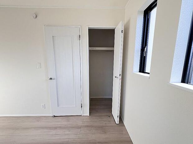 いつでもお部屋をスッキリお使い頂ける収納スペースを設置。