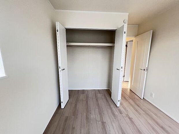 中の物を確認しやすく、取り出しやすい収納スペース。お部屋を広々とお使いいただけます。