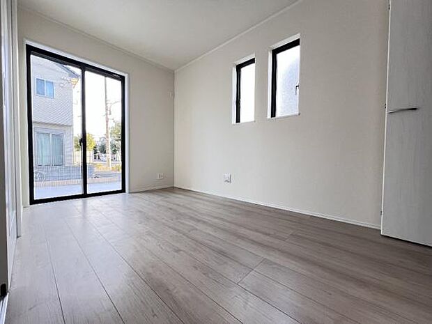 木の温もりが優しいフローリングの収納スペース付き洋室です。