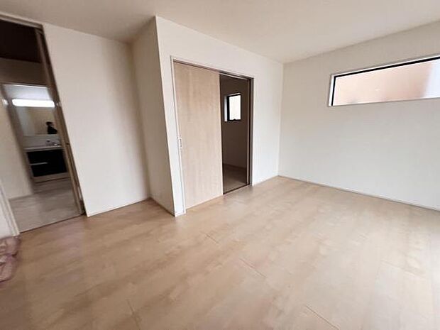 お食事中もキッチンと会話が楽しめるダイニングスペーゆったりとした開放的なダイニングキッチンスペースで