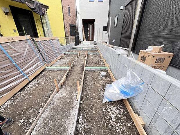 駐車場ももちろん完備しておりますのでお車所有の方にも心強いです駐車場です前面道路との高低差も少なく