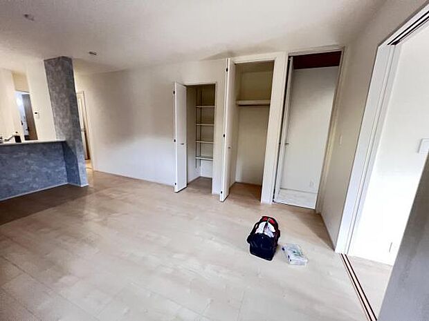 お食事中もキッチンと会話が楽しめるダイニングスペーゆったりとした開放的なダイニングキッチンスペースで