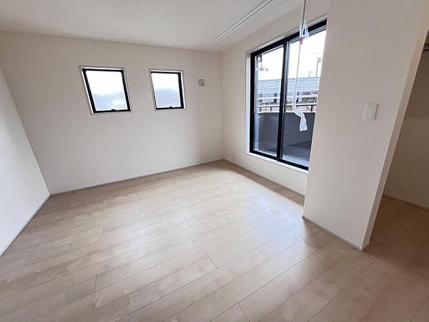 寝室にもご利用いただける居室スペースです明るい広々とした主寝室でご家族ゆっくりお休みになれま