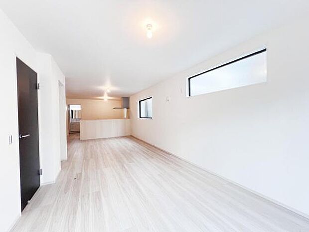 お食事中もキッチンと会話が楽しめるダイニングスペース。