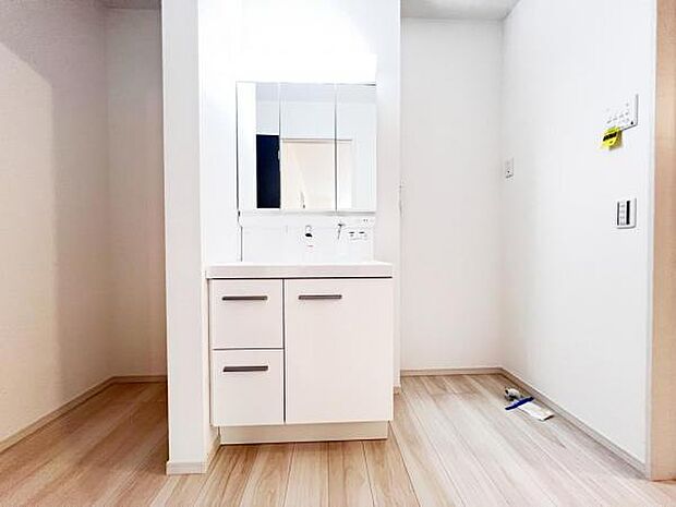 洗面化粧台です。朝の身支度から1日が始まります。
