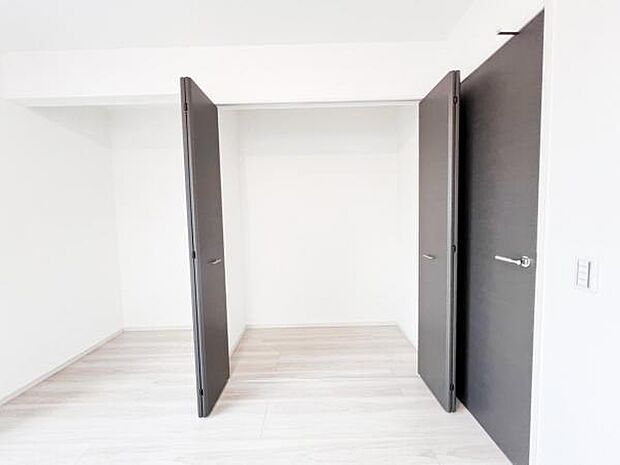 いつでもお部屋をスッキリお使い頂ける収納スペースを設置。