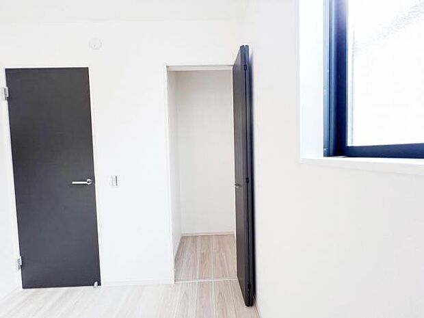 中の物を確認しやすく、取り出しやすい収納スペース。お部屋を広々とお使いいただけます。