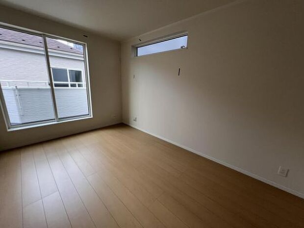 寝室にもご利用いただける居室スペースです明るい広々とした主寝室でご家族ゆっくりお休みになれま