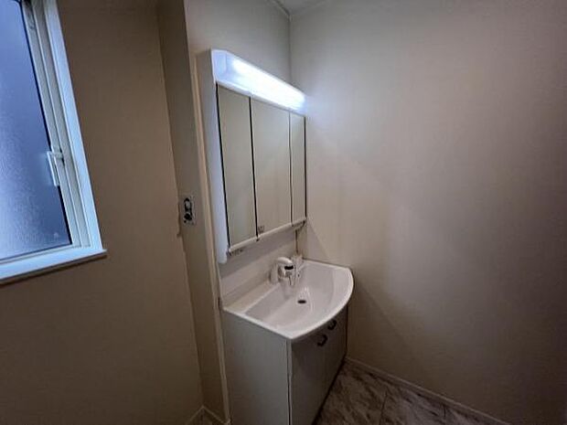 脱衣所は小さなお子様がいるご家庭にも重宝されます。快適で清潔感がある脱衣スペースです。