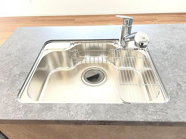 ご家族を見守りながら家事が捗る対面式キッチン。お料理をしながらご家族のサポートも可能です。