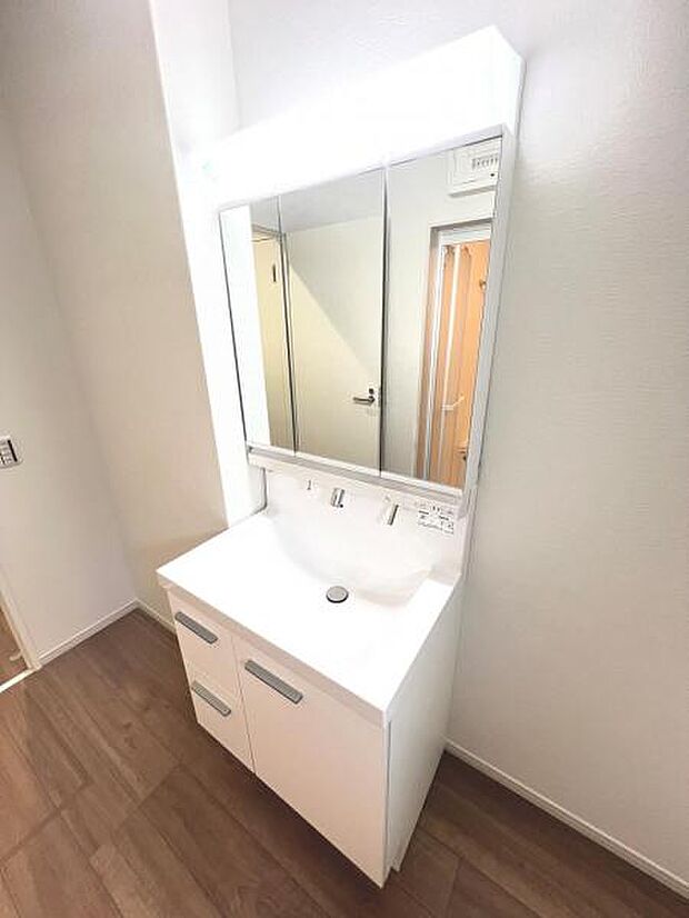 洗面化粧台です。朝の身支度から1日が始まります。