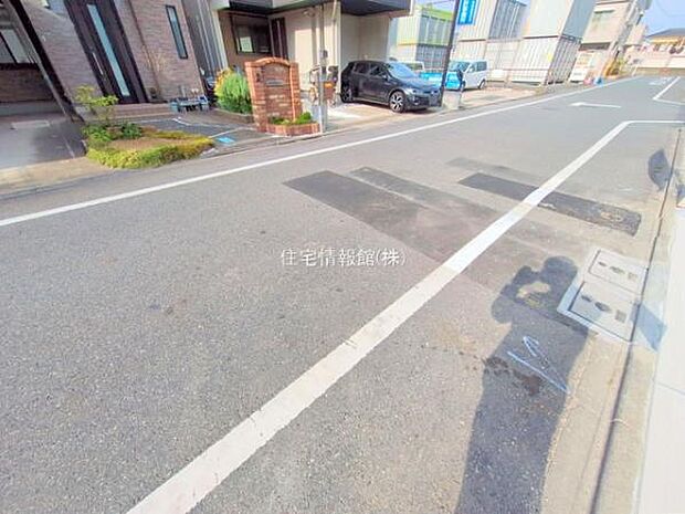 前面道路を含めた現地写真です。