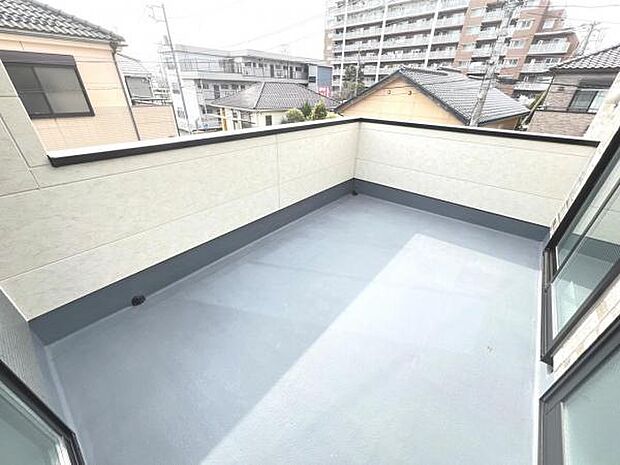 広々バルコニーで布団やレジャーシートなど大きな物も簡単に干すことができお洗濯も楽しくなりそうですね。