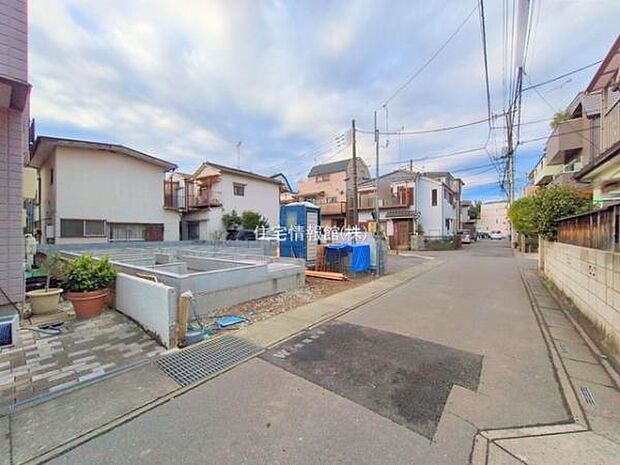 前面道路を含めた現地写真です。