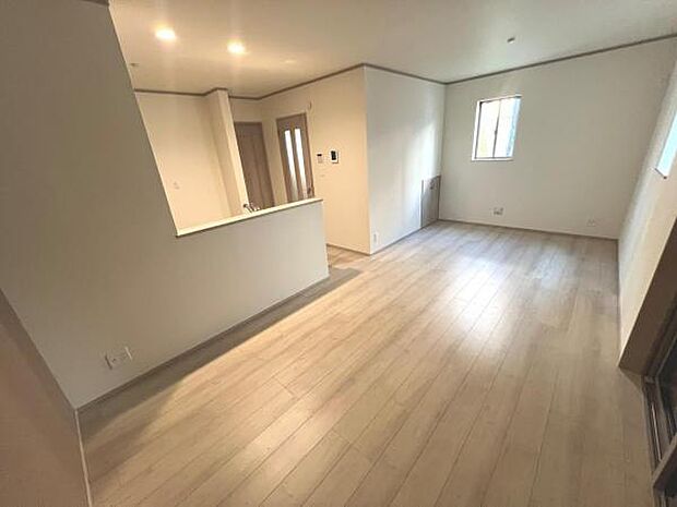 お食事中もキッチンと会話が楽しめるダイニングスペース。