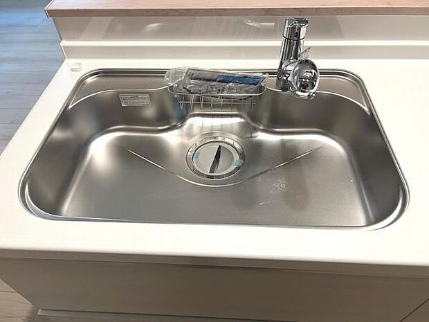 ご家族を見守りながら家事が捗る対面式キッチン。お料理をしながらご家族のサポートも可能です。