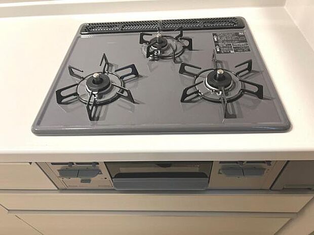 作業スペースが広く家事動線をゆったりと確保できるキッチンです。