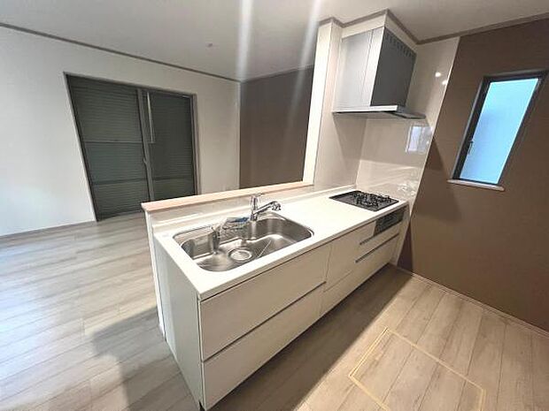 リビングが見渡せ、料理中も会話が弾む対面式キッチンです。