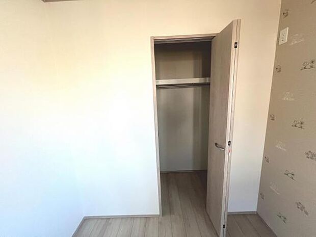 収納が備わっており、子供部屋や在宅ワークスペース等にもおすすめです。