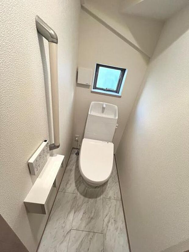 シャワー洗浄機能付のトイレは、清潔感が印象的な空間ですね。
