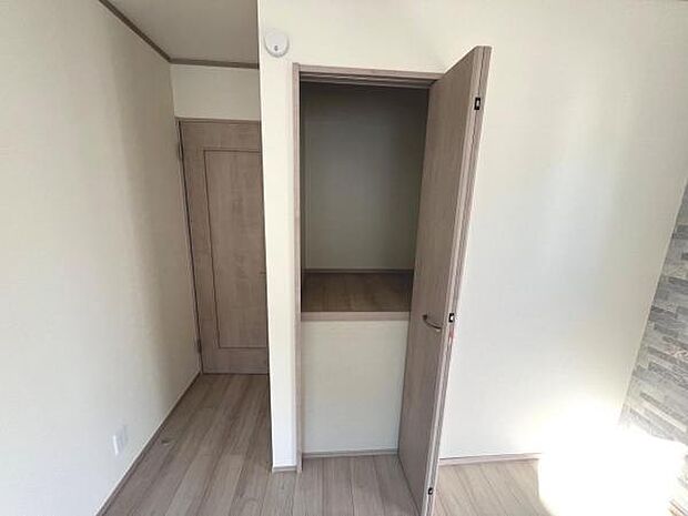 いつでもお部屋をスッキリお使い頂ける収納スペースを設置。