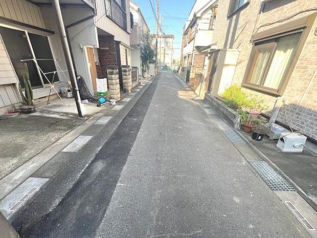 前面道路を含めた現地写真です。ぜひ周辺環境も併せてご覧ください。