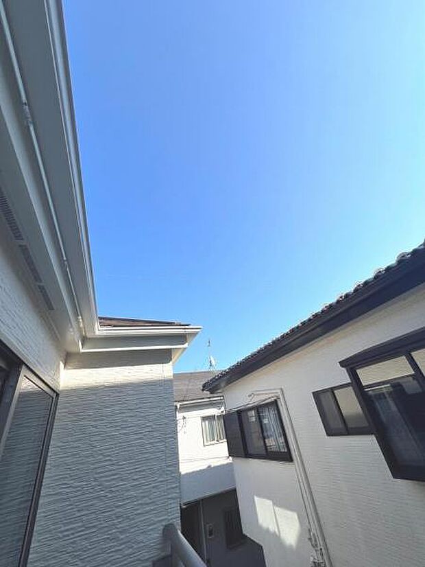 バルコニーからの眺望です。明るい陽射しを浴びながらゆったりと過ごすのも良いですね。