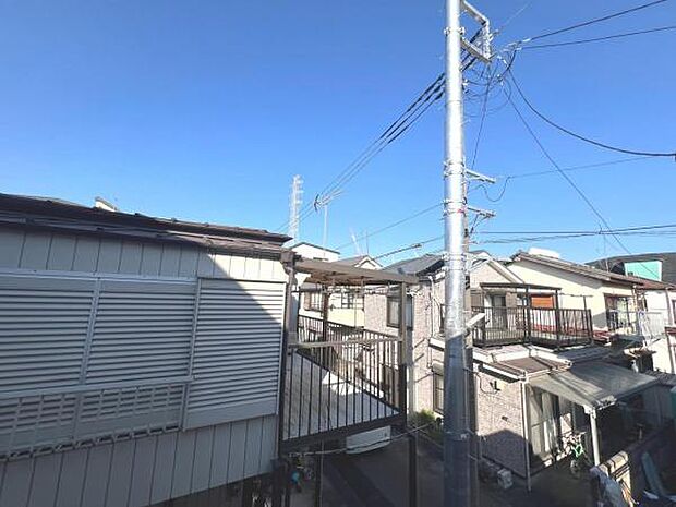 暖かい太陽の日差しを浴びる住まいです。