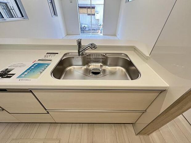 リビングが見渡せ、料理中も会話が弾む対面式キッチンです。