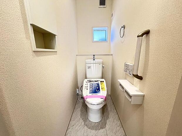 シャワー洗浄機能付のトイレは、清潔感が印象的な空間ですね。