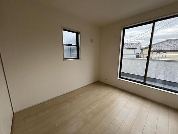 自分好みのアレンジで居心地の良い空間になりそうです洋室は風通しが良く明るく快適な空間ですゆったりと読