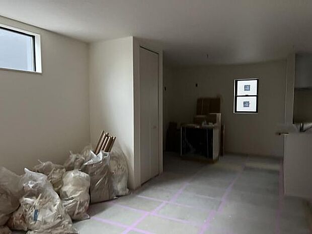 お食事中もキッチンと会話が楽しめるダイニングスペーゆったりとした開放的なダイニングキッチンスペースで