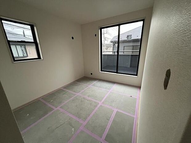 自分好みのアレンジで居心地の良い空間になりそうです洋室は風通しが良く明るく快適な空間ですゆったりと読