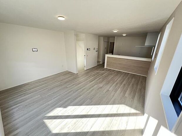 リビングダイニングになります。ご家族そろっての素敵な空間になりそうですね。