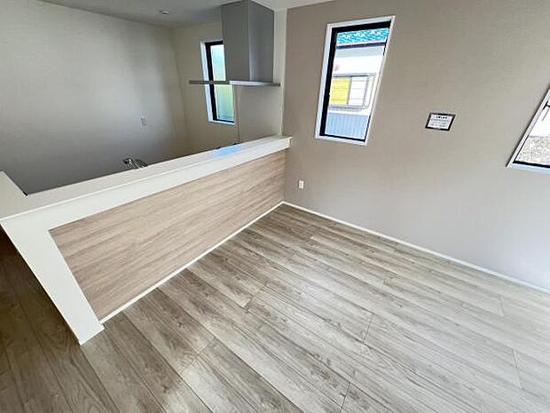 お食事中もキッチンと会話が楽しめるダイニングスペース。