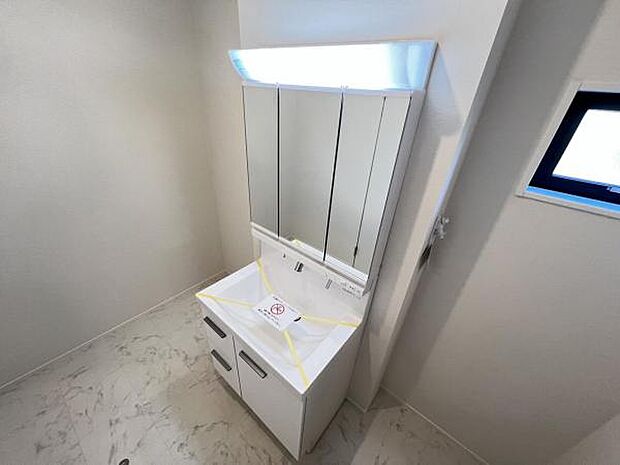 洗面化粧台です。朝の身支度から1日が始まります。