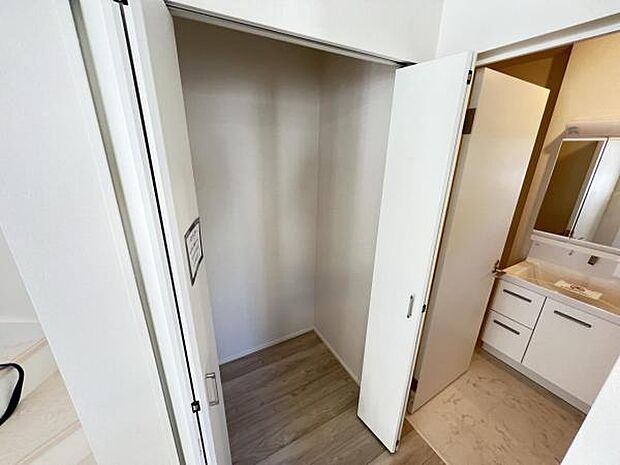 中の物を確認しやすく、取り出しやすい収納スペース。お部屋を広々とお使いいただけます。