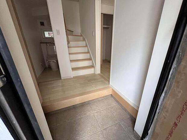 いつも気持ちよくご家族を迎えられる玄関です。綺麗で明るい玄関でお客様をお迎えいただけます。