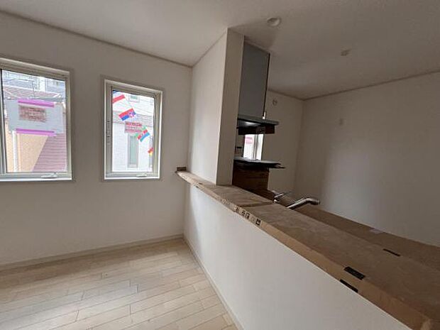 お食事中もキッチンと会話が楽しめるダイニングスペーゆったりとした開放的なダイニングキッチンスペースで