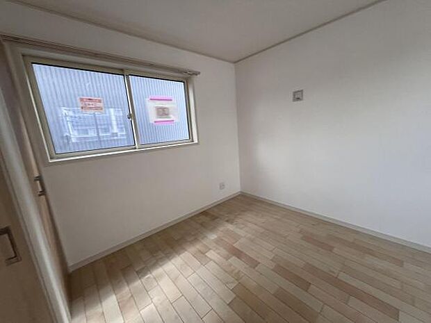 寝室にもご利用いただける居室スペースです明るい広々とした主寝室でご家族ゆっくりお休みになれま