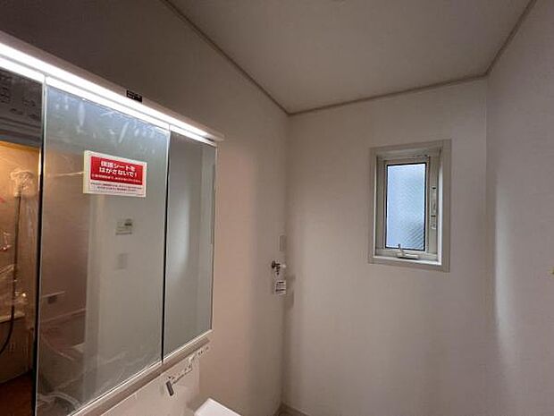 洗面化粧台です。朝の身支度から1日が始まります。収納力と機能性に優れたお手入れラクラク洗面化粧台です