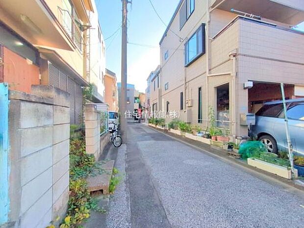 前面道路を含めた現地写真です。